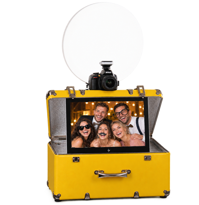 Žlutý fotokoutek SelfieBox s fotoaparátem, světlem a náhledem na displeji