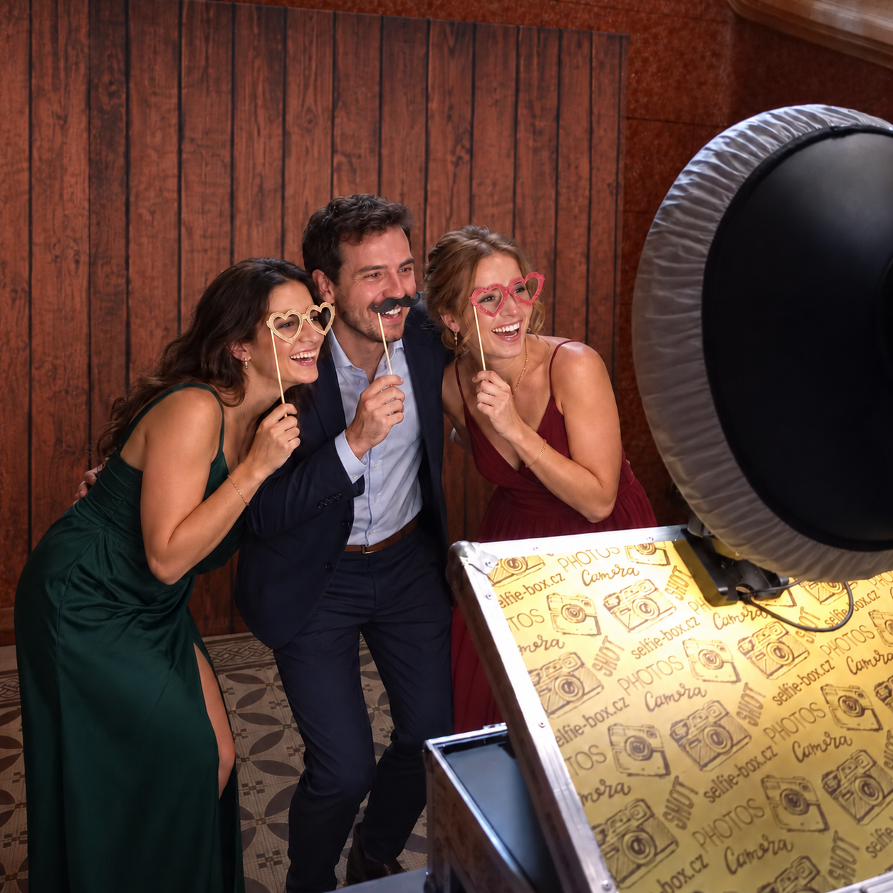 Skutečný kufříkový fotokoutek SelfieBox s fotoaparátem a obrazovkou